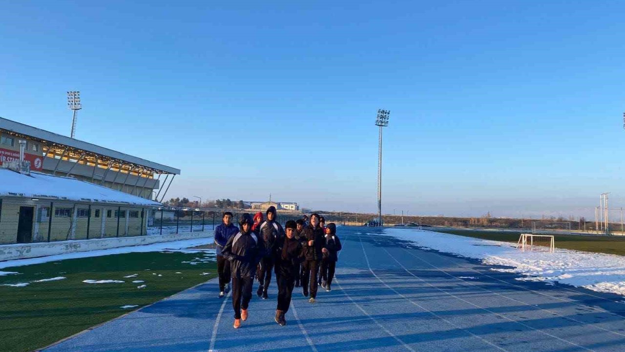 Muş’ta soğuk hava bile sporcuları durdurmadı