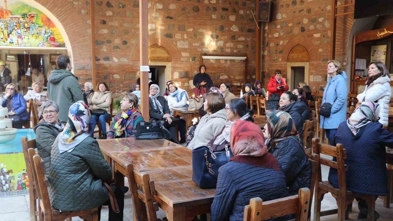 İzmirli kadınlar Manisa’yı gezdi