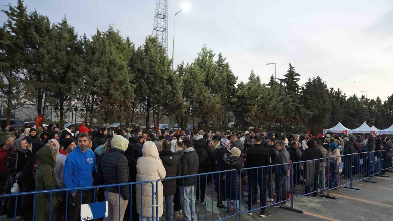 Silivri’de market açılışında verilecek bin TL’lik hediye çeki için vatandaşlar akşamdan çadır kurup bekledi