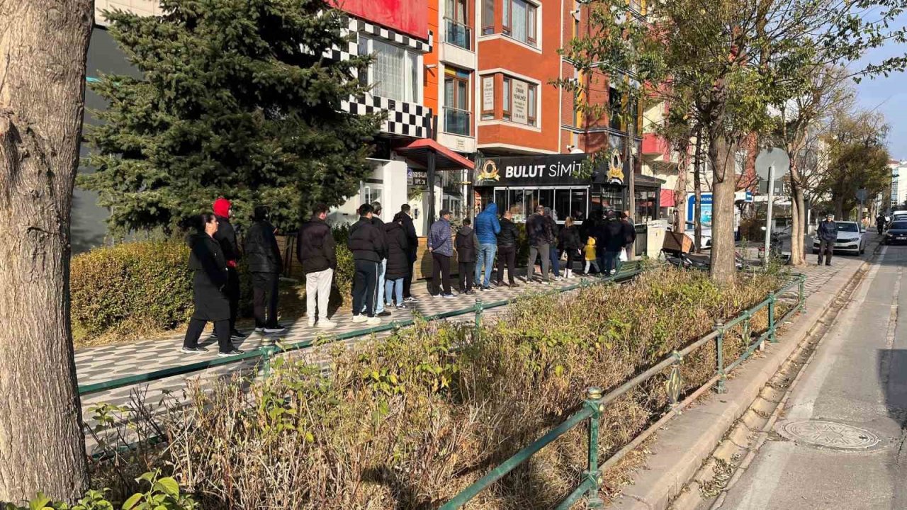 Kahvaltıya sıcak simit almak isteyen vatandaşlar kuyruk oluşturdu