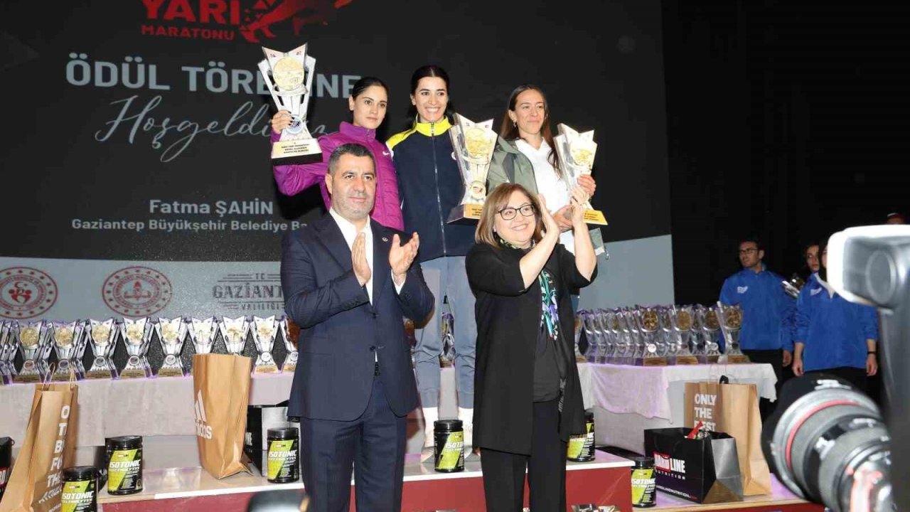 6. Gazi Yarı Maratonu’nda dereceye giren sporcular ödüllerini aldı