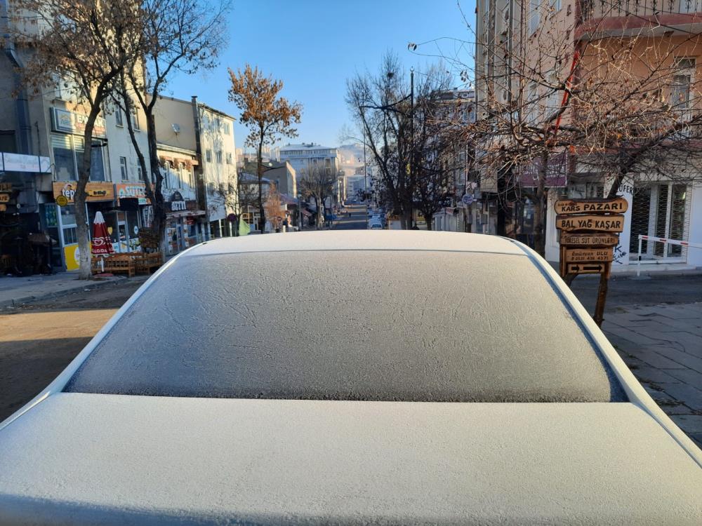 Kars eksi 12'yi gördü, her yer buz tuttu