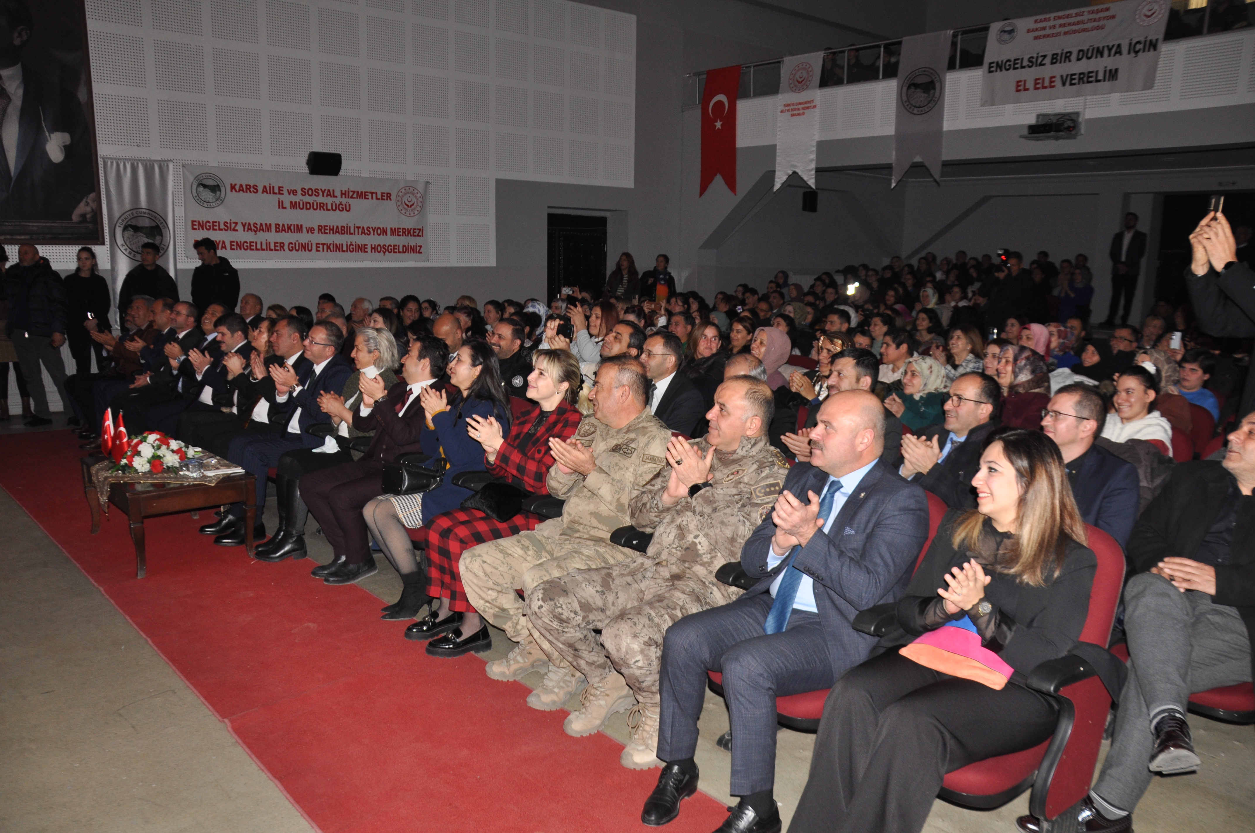 Kars'ta ‘Kırmızı Başlıklı Kız’ tiyatro gösterisi yapıldı