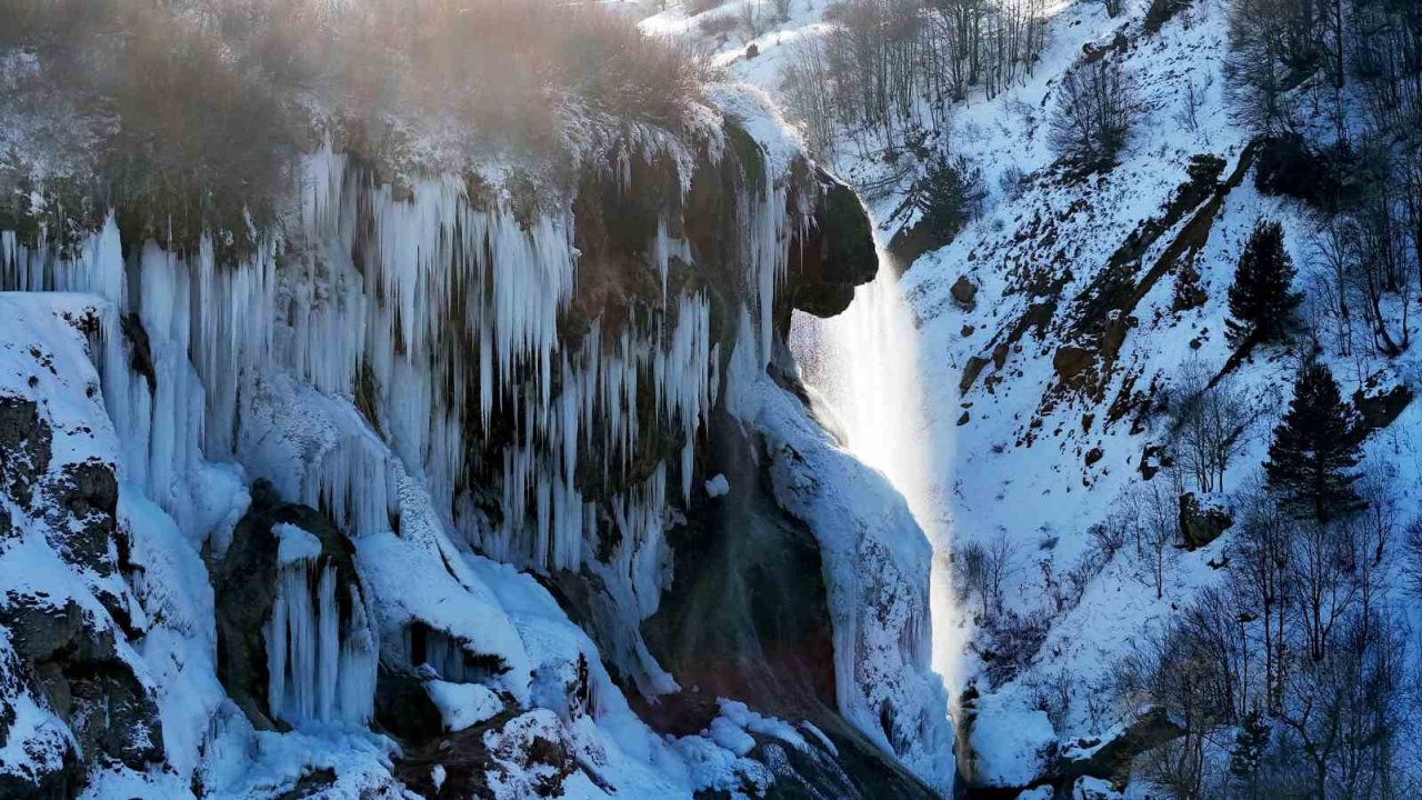 Sivas’ta hayat dondu, ünlü şelalede dev buz sarkıtları oluştu