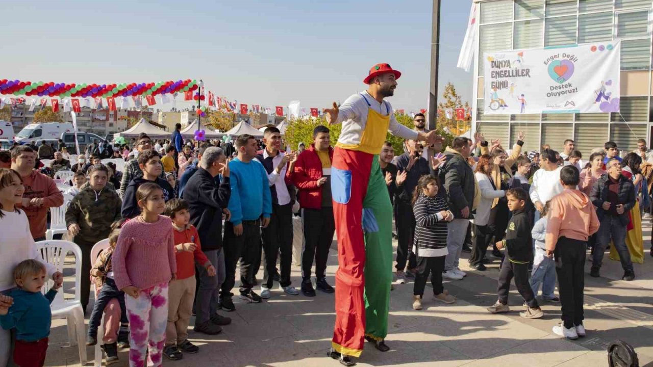 Mersin’de ’Dünya Engelliler Günü’nde özel bireylere coşkulu kutlama