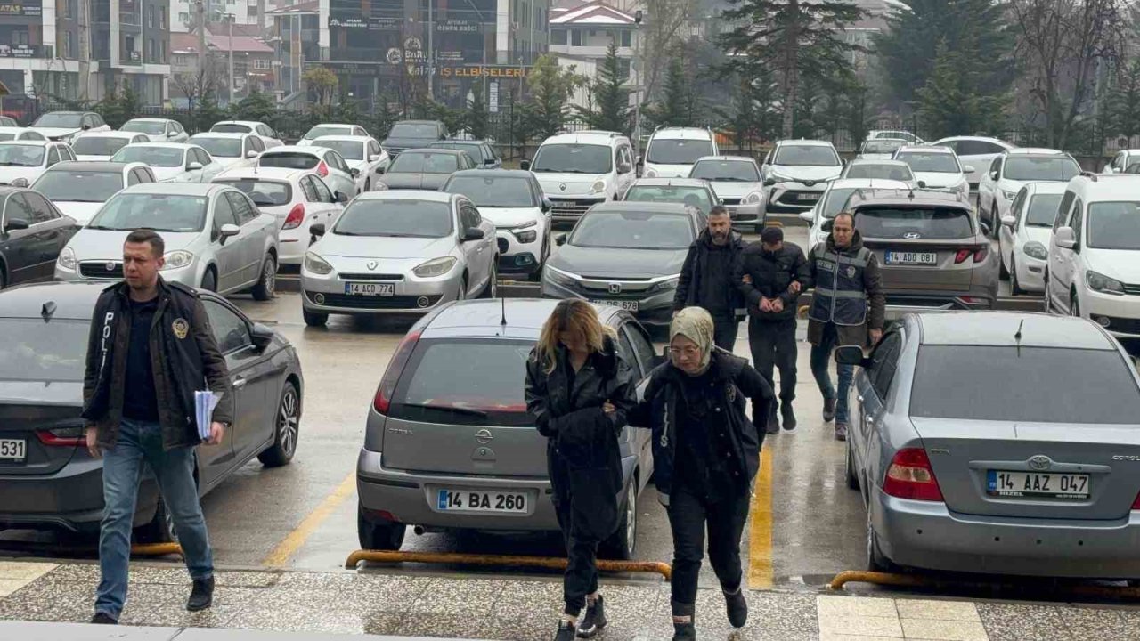 Yabancı uyruklu aileyi, "Adınız terör örgütü ile ilişkilendirilmiş" diyerek 500 bin lira dolandırdılar