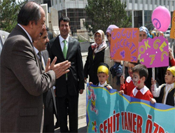 Kars Çocukları Vali Amcalarıyla Yürüdüler
