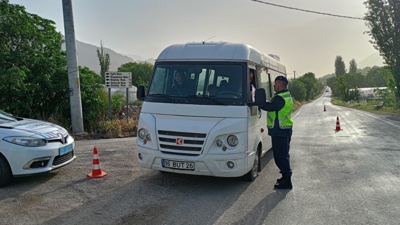 Uşak’ta polis ve jandarmadan okul çevreleri ve servislere sıkı denetim