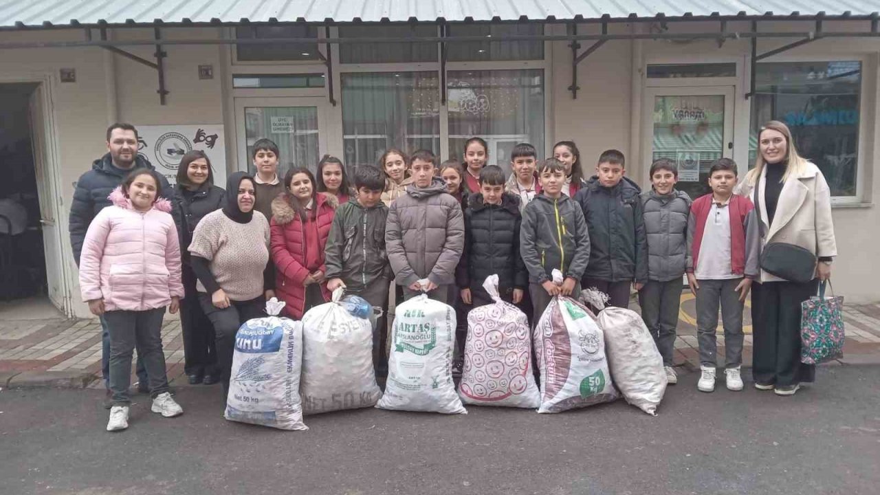 Ortaokul öğrencileri engelliler için 6 çuval plastik kapak topladı