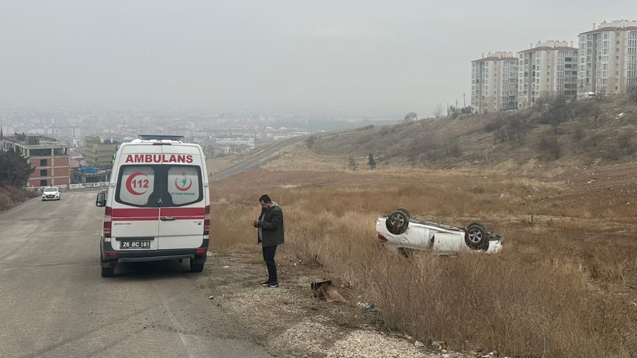 Kayganlaşan yolda kontrolden çıkan otomobil şarampole yuvarlandı