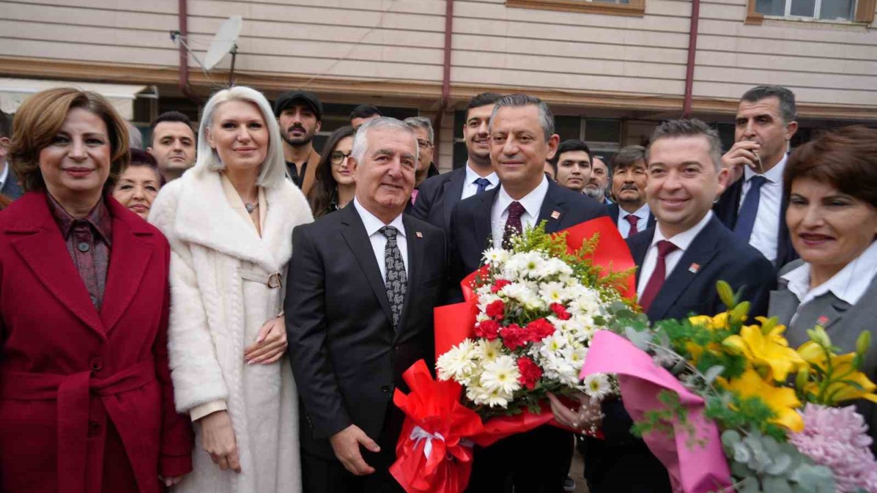 CHP Genel Başkanı Özgür Özel, Bilecik Mülakatı’nın yapıldığı tarihi binayı gezdi