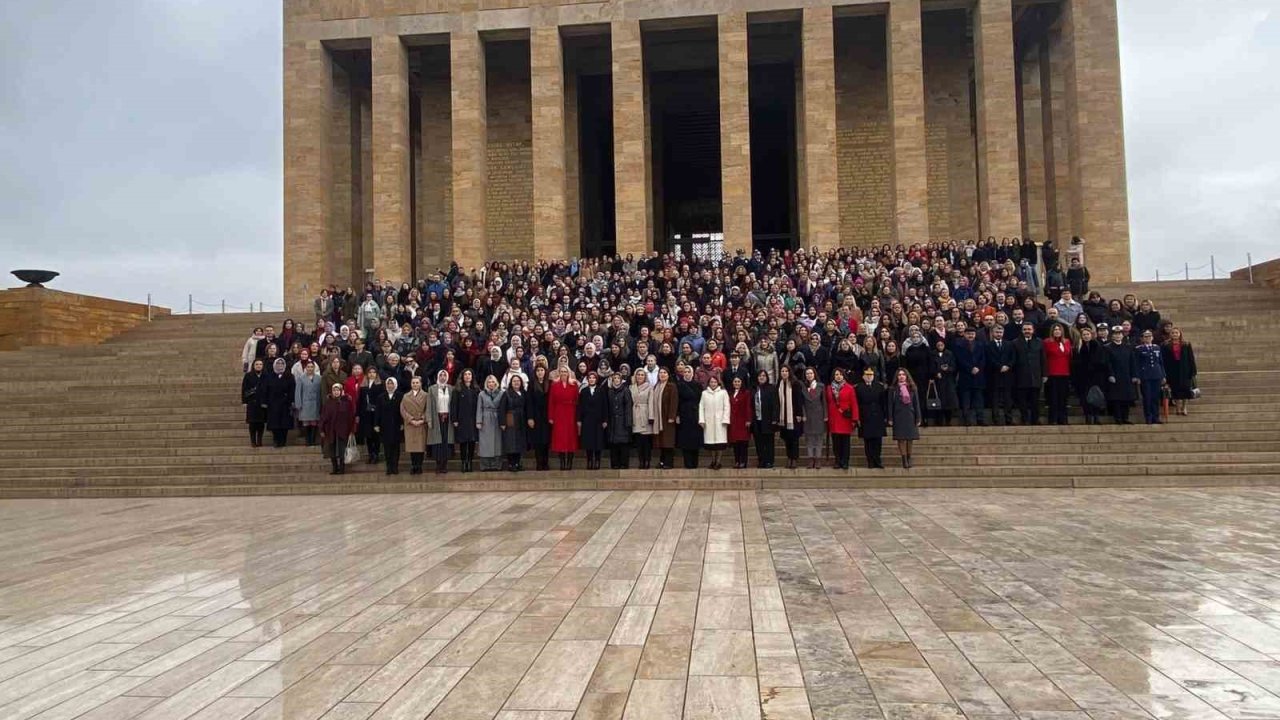 Bakan Göktaş, kadınlarla Anıtkabir’i ziyaret etti