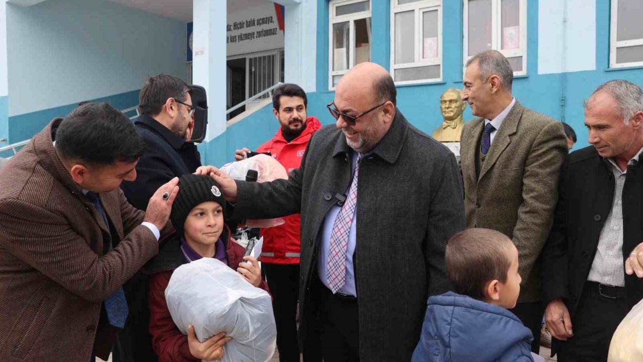 Dulkadiroğlu’ndaki çocuklara kışlık kıyafet yardımı