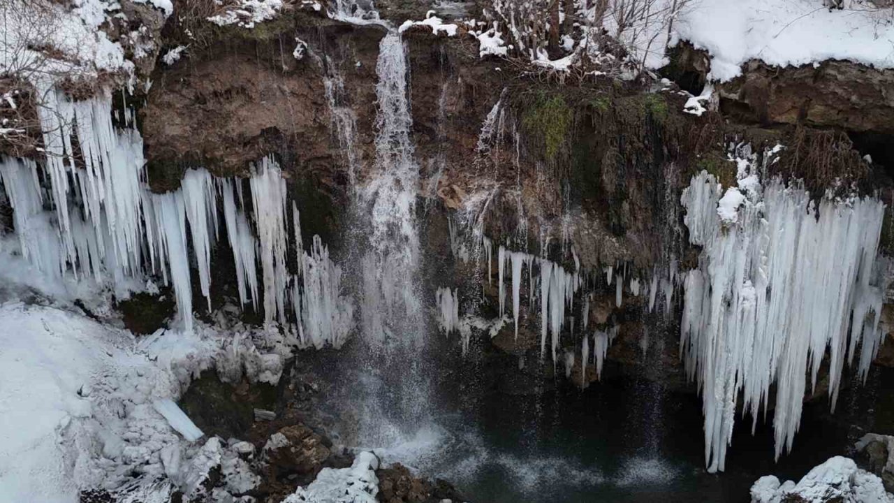 Yıldız şelalesi kış güzelliğine büründü