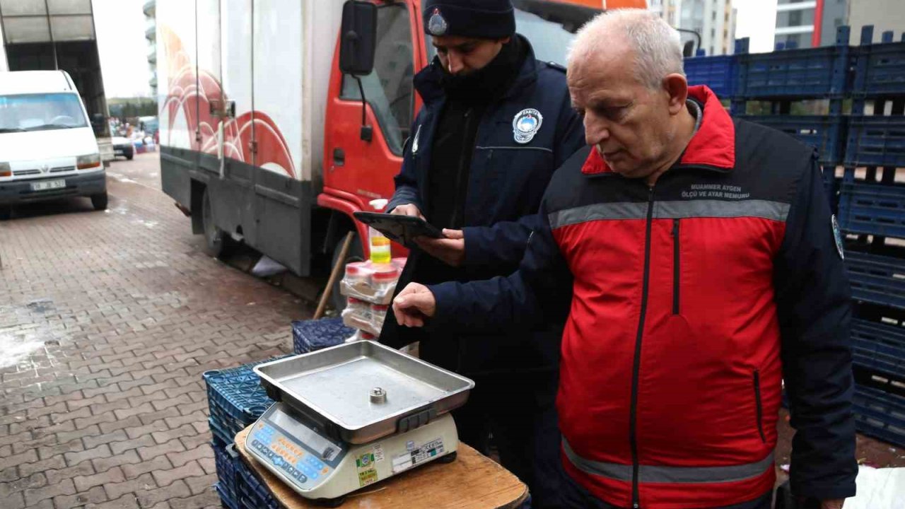 Melikgazi Zabıtası pazar yerlerinde ölçü ayar ve etiket denetimi yaptı