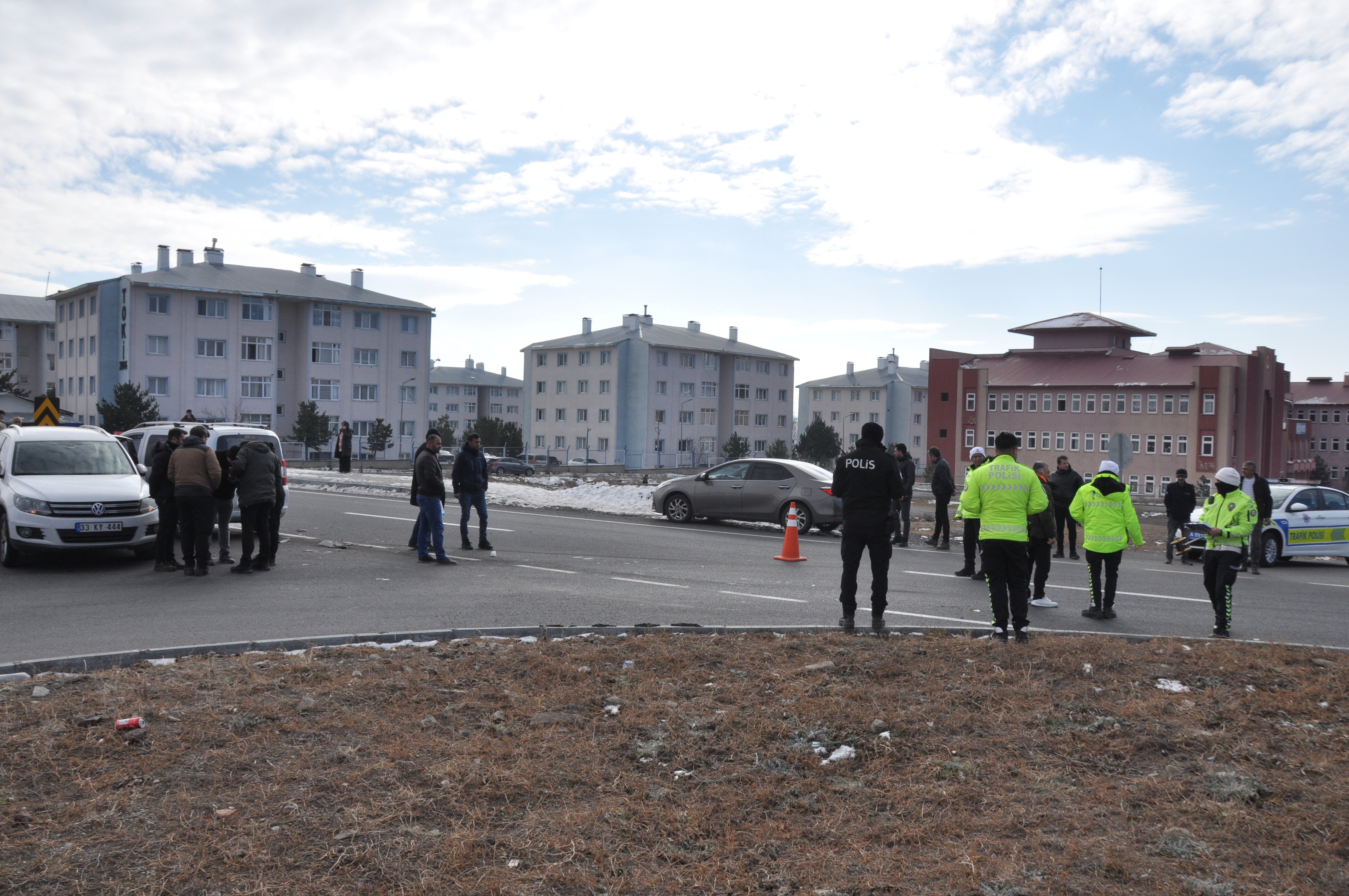 Kars'ta polis eşleri trafik kazasında yaralandı!