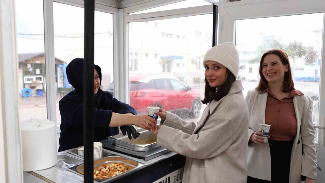 Bandırma Belediyesi’nden öğrencilere ve personele sıcak çorba ikramı