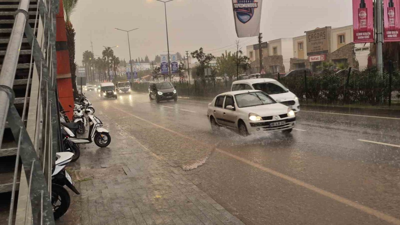 Bodrum’da sağanak yağış etkili oldu