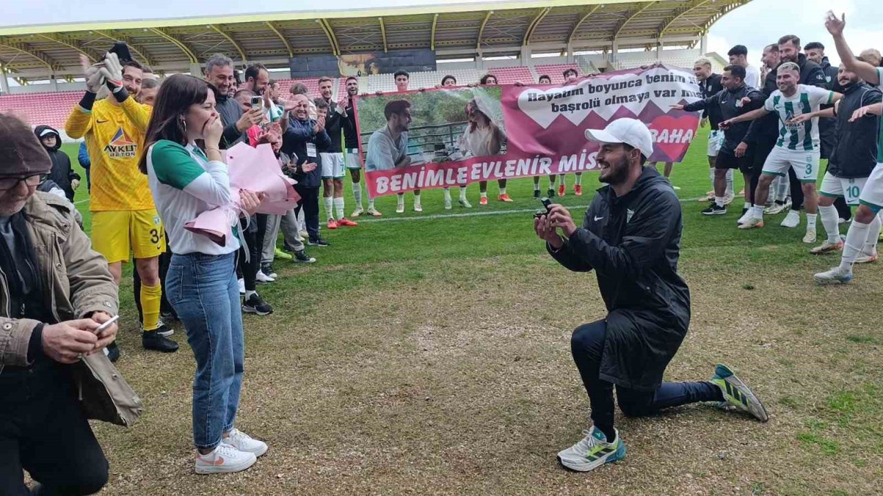 Antrenörden maç sonrası tribündeki sevgilisine sürpriz evlilik teklifi