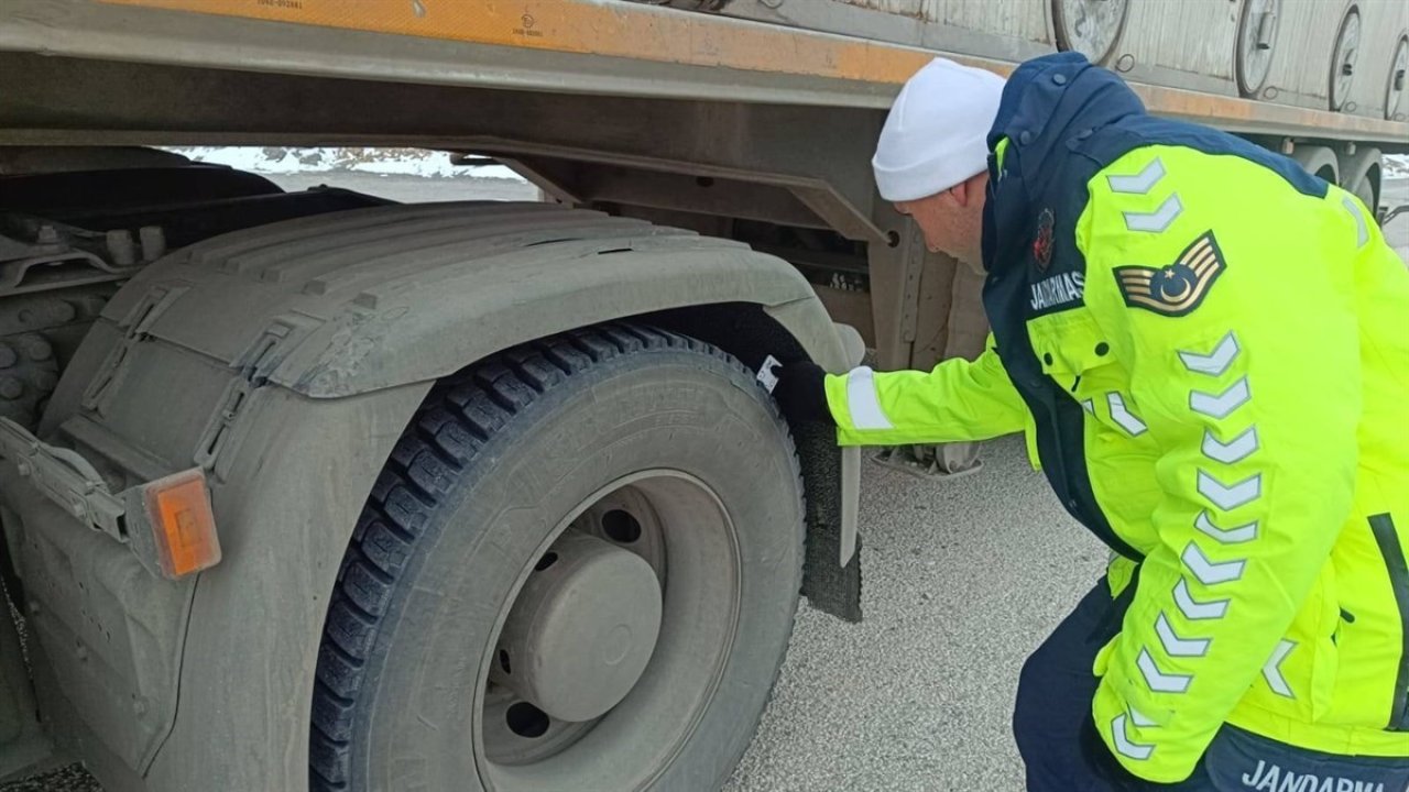 Trafik jandarmasından kış lastiği uygulaması denetimleri