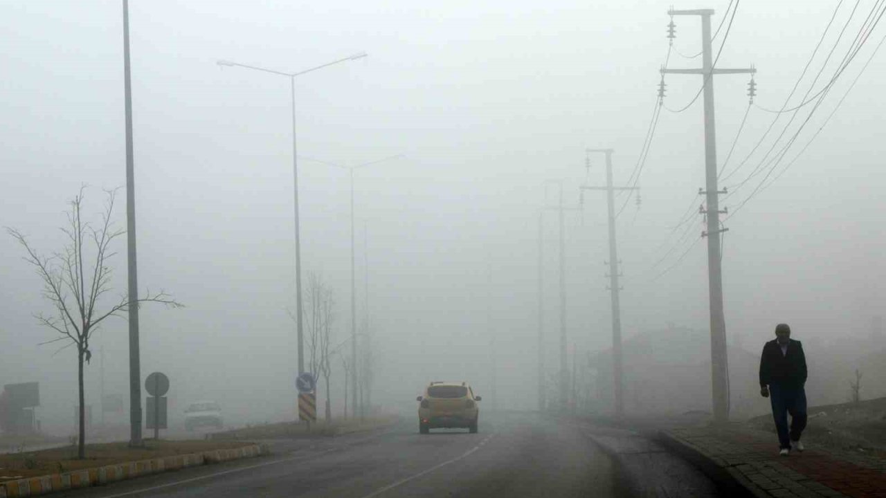 Erzincan’da sis etkisini sürdürdü