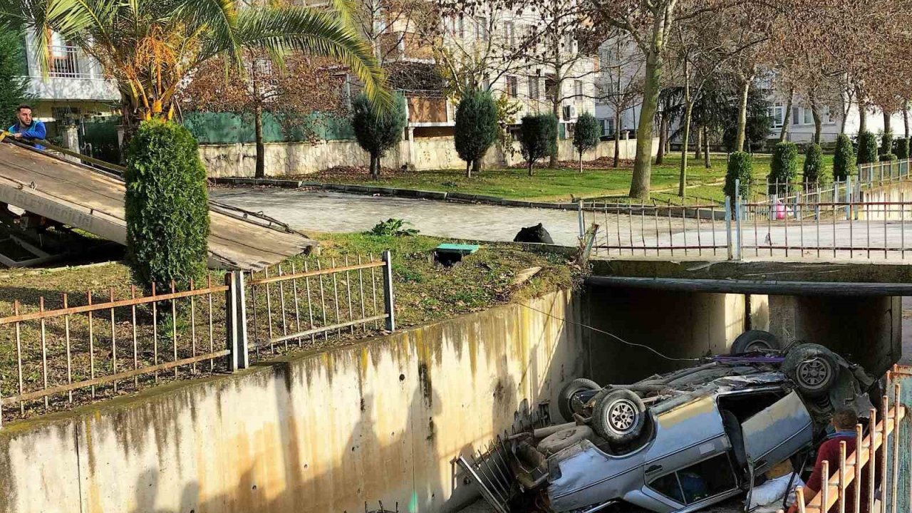 Otomobil dereye uçtu, o anlar kamerada