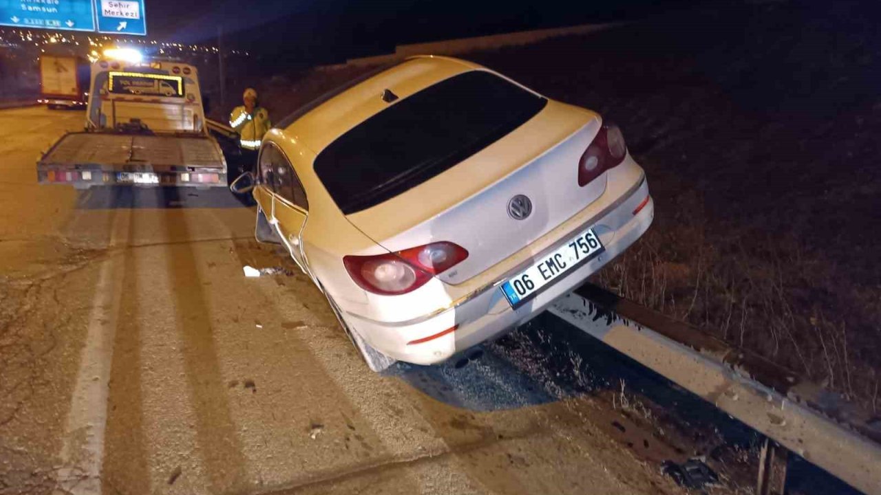 Elmadağ girişinde kontrolden çıkan otomobil bariyerlere çıktı