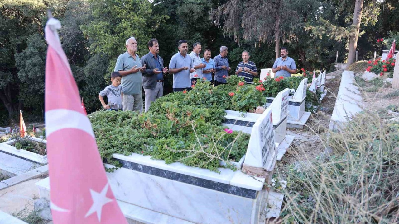 ’Asrın felaketi’nde 500’e yakın insanın hayatını kaybettiği mahallede depremin gerçekliğini mezarlık gösteriyor