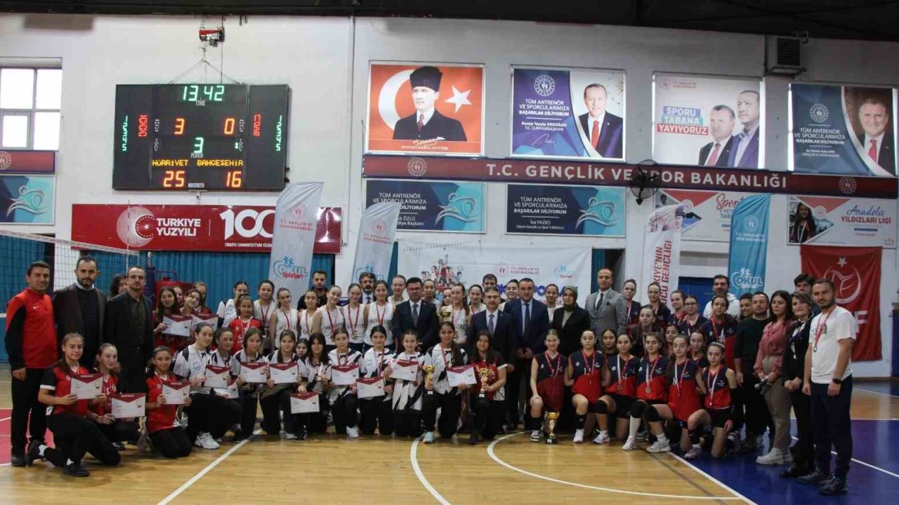 Yıldız kızlar voleybolda Hürriyet Ortaokulu birinci oldu