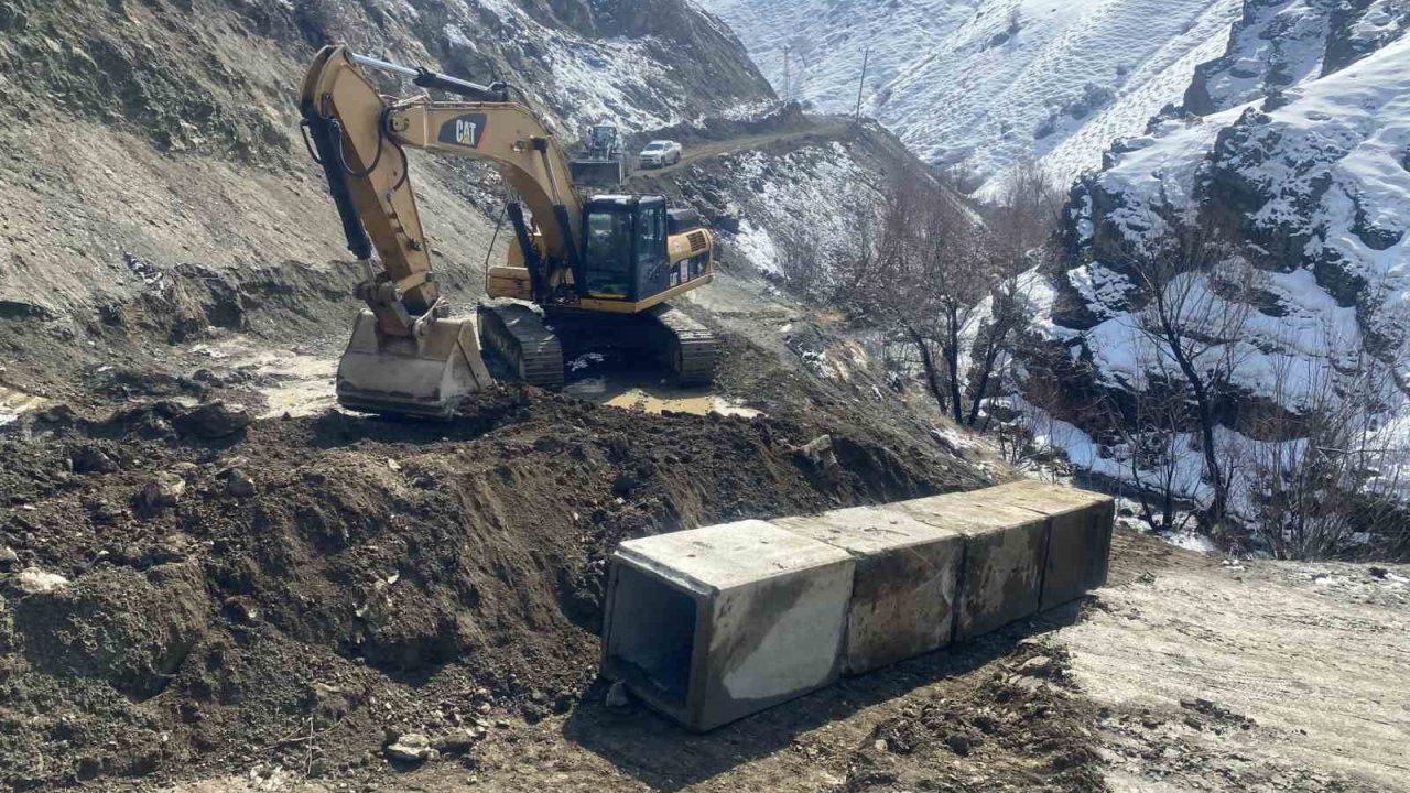 Hakkari’de köy yolları kışa hazırlanıyor