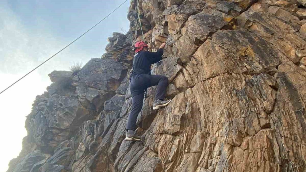 Kars AFAD’dan tırmanış ve sedye ile yaralı indirme eğitimi