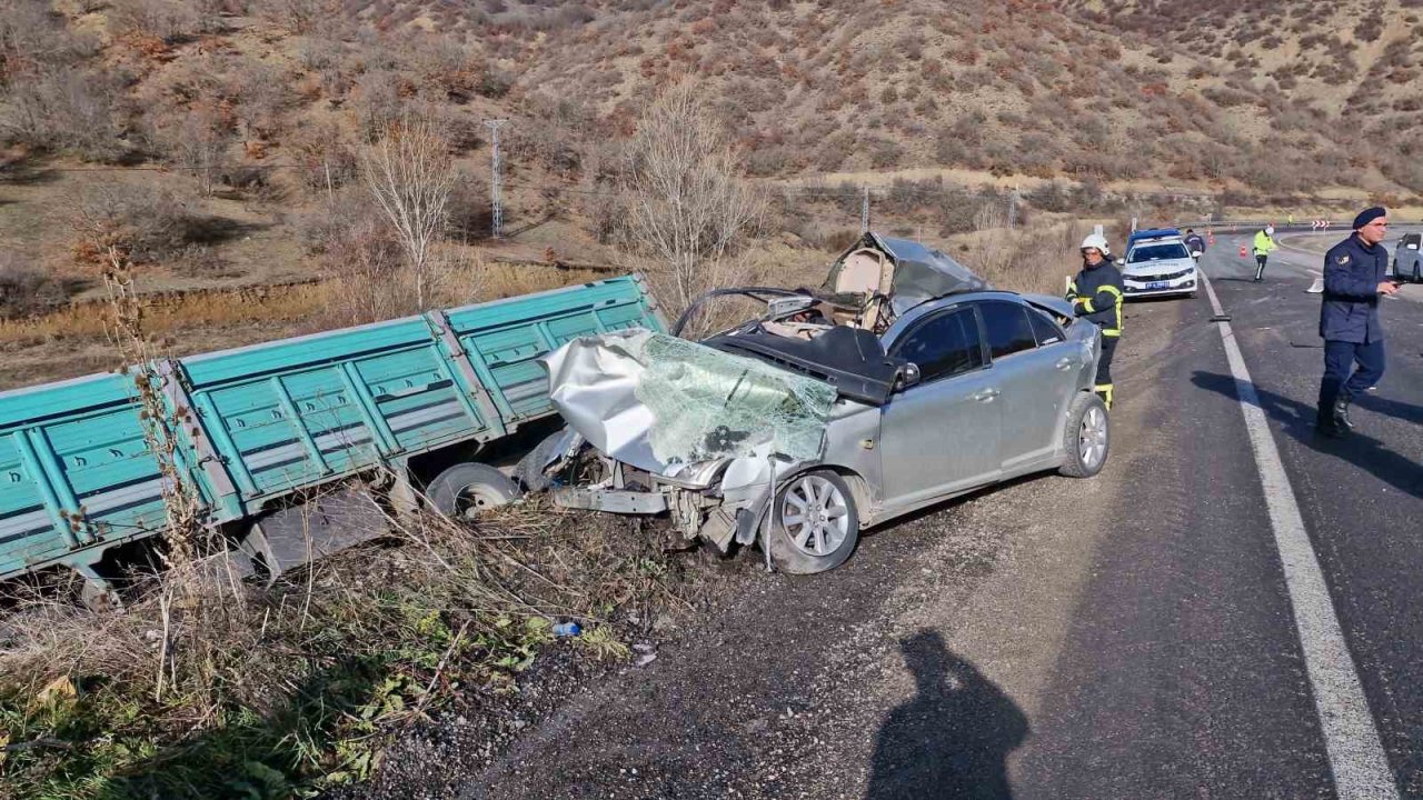 Çorum’da kamyonla çarpışan otomobil hurdaya döndü, 2 kişi öldü