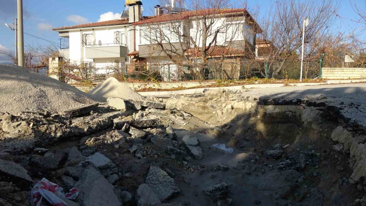 Burdur’da sokakta oluşan göçük 4 eve zarar verdi, 1 ev çökme tehlikesi nedeniyle mühürlendi