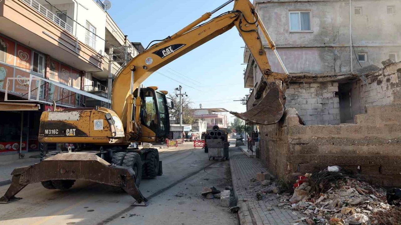 Akdeniz Belediyesi metruk binaları yıkıyor