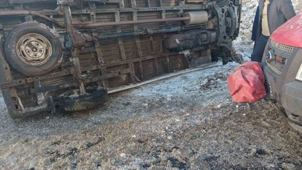 Hakkari’de öğretmen servisi devrildi: 12 yaralı