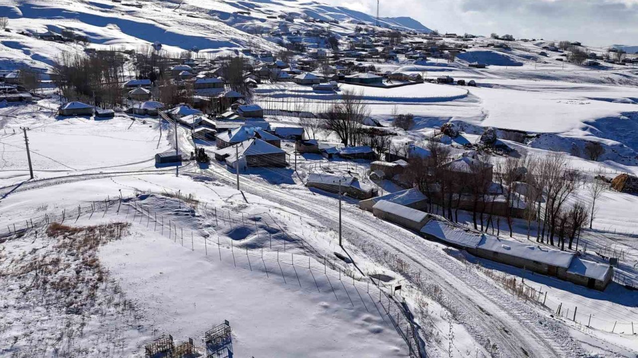 Van’da kardan dolayı kapanan 119 yerleşim yerinin yolu açıldı