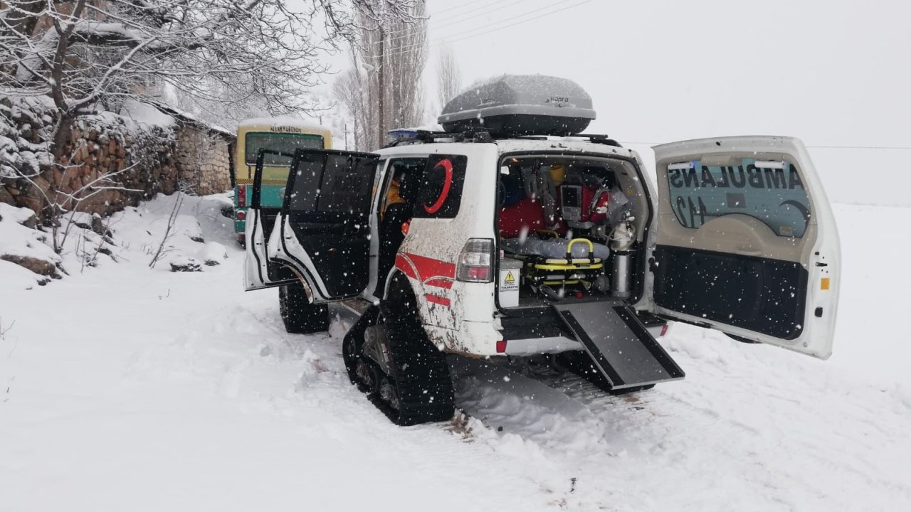 Kar paletli ambulans zorlu kış şartlarında hayat kurtarıyor