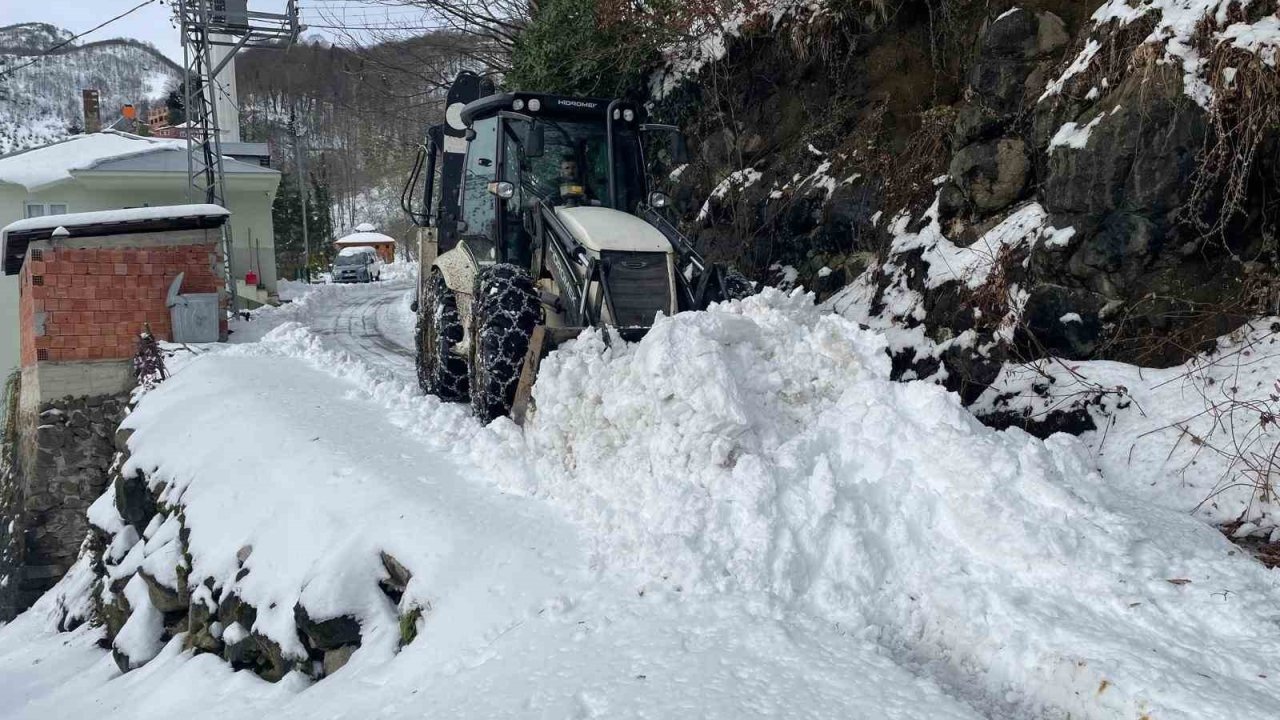 Trabzon’da kar nedeniyle kapanan mahalle yolları açılıyor