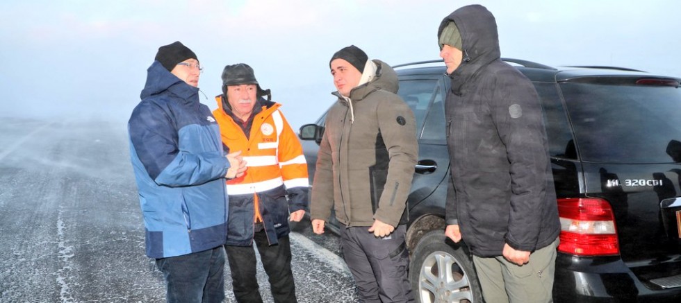 Vali Polat, karla mücadele çalışmalarını sürdüren ekipleri ziyaret etti