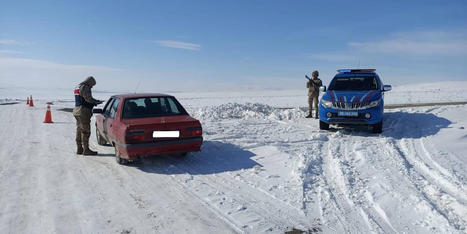 Kars İl Jandarma uyuşturucu tacirlerini affetmedi!  2 Kişi tutuklandı.