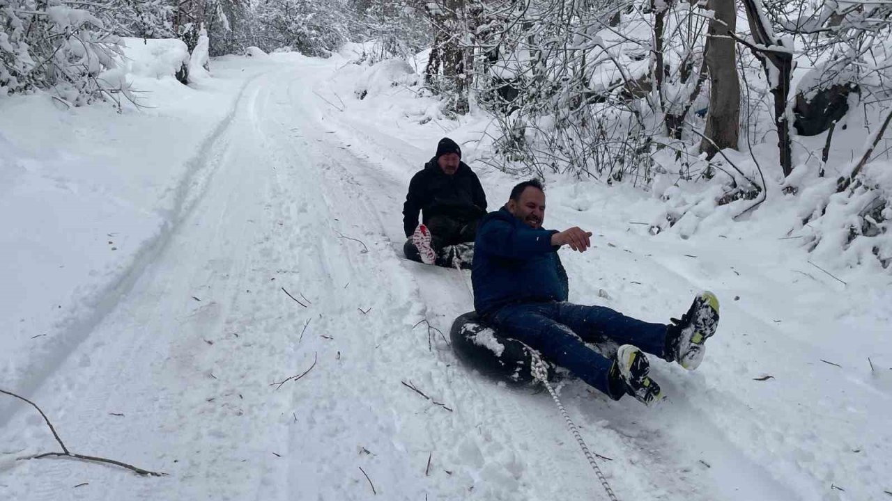 Araçlarının arkasına bağladıkları şambrel ile kayarak eğlendiler