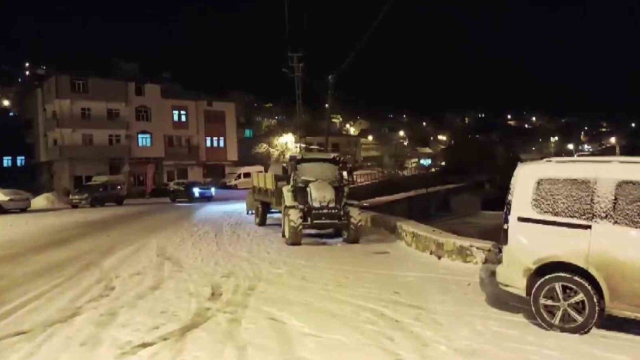 Adıyaman kent merkezine mevsimin ilk karı yağdı