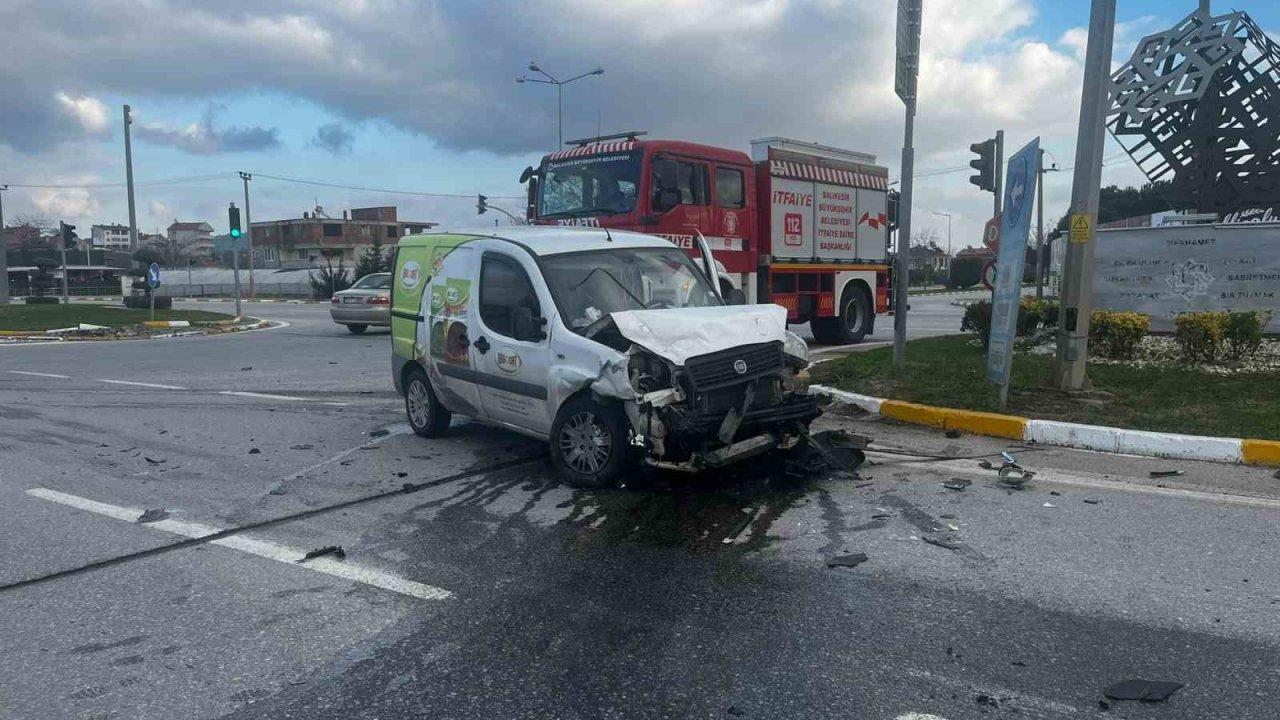 Balıkesir’de çift taraflı trafik kazası; 2 yaralı