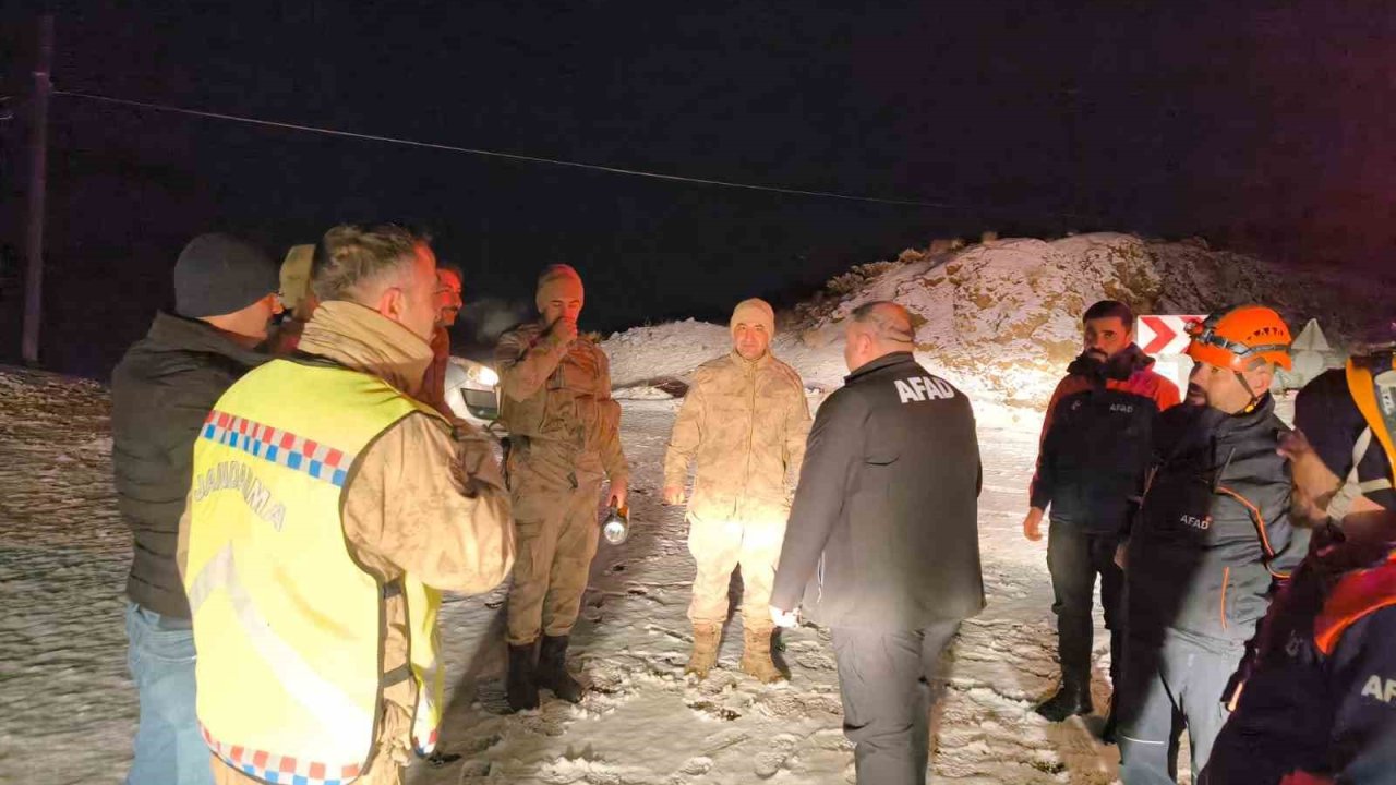 Buzlanan yolda mahsur kalan 14 kişi kurtarıldı