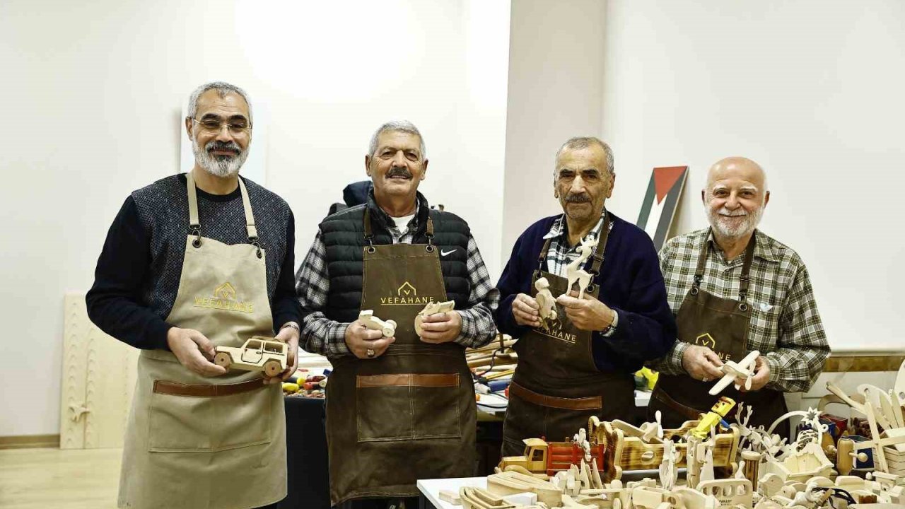 Emekliliğin tadını oyuncak yaparak çıkarıyorlar