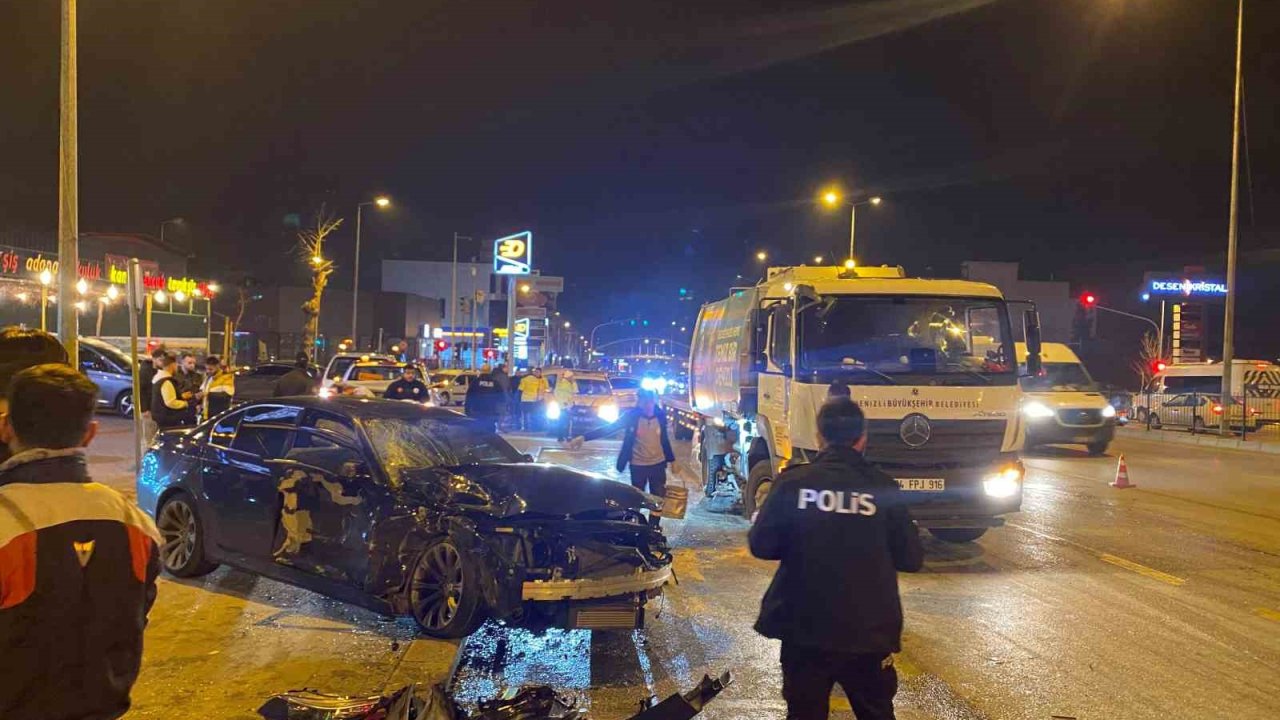 Park halindeki 2 araca çarpan sürücü, yaralı 3 arkadaşını bırakıp kaçtı