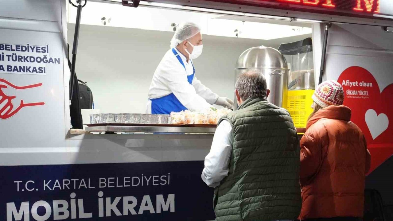 Kartal Belediyesi’nden soğuk kış sabahlarında içleri ısıtan ikram