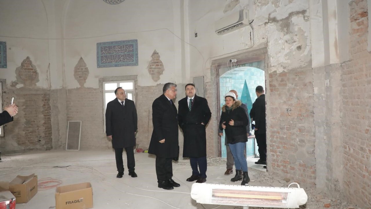 Çinili Camii’nde çini söküm işlemi devam ediyor