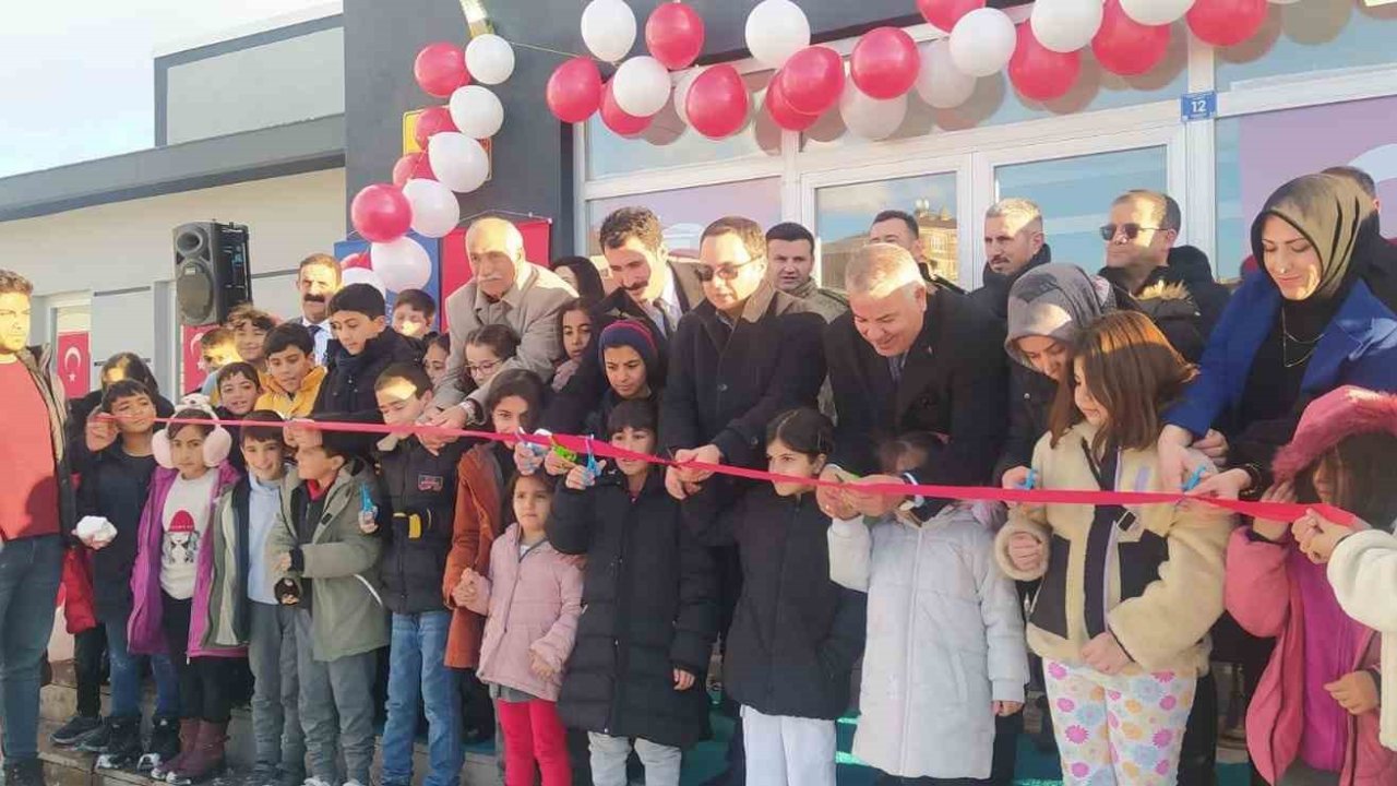 Muradiye’de yarı olimpik yüzme havuzu hizmete girdi