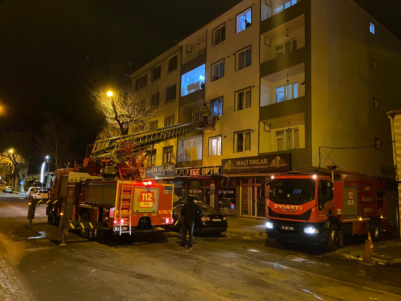 Kars’ta Korkutan Gece Yangını: 5 Katlı Binada Ev Kullanılamaz Hale Geldi